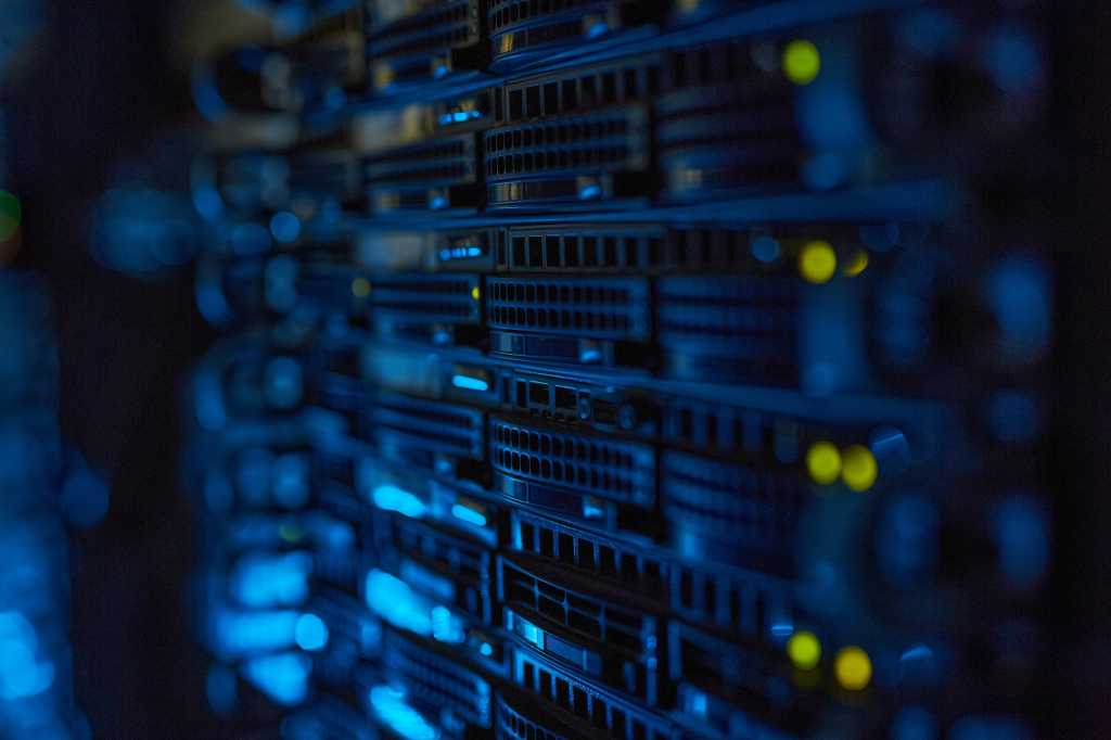 雷竞技电脑网站服务器机架在一个淡光数据中心带亮指示器